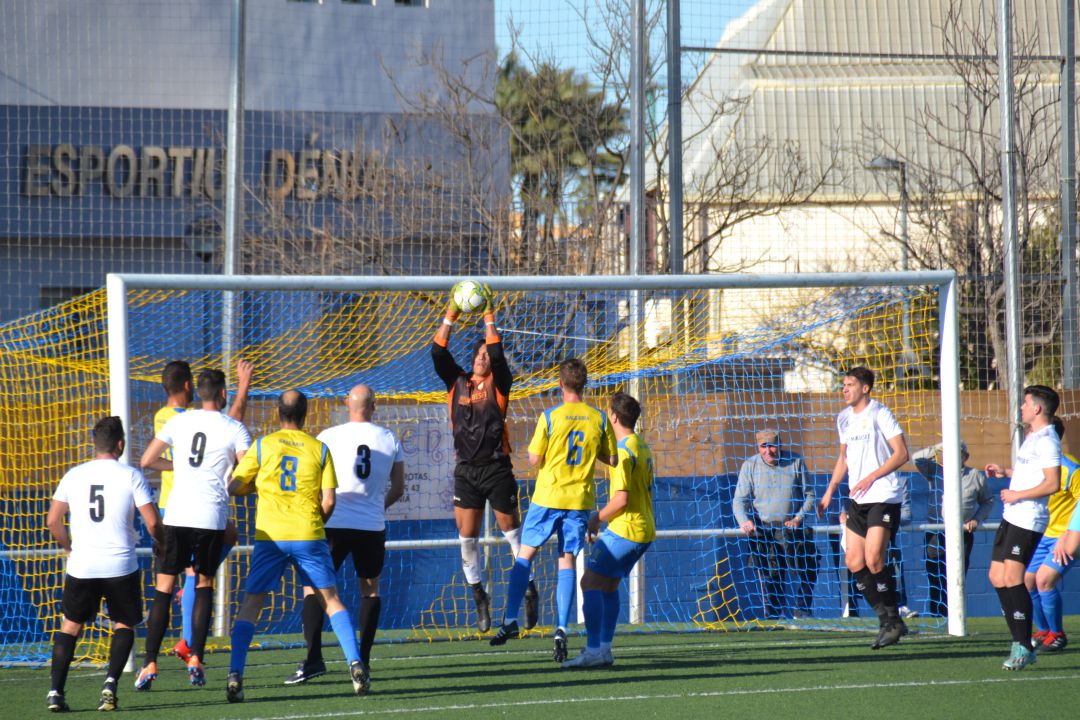 Portero del Carcaixent blocando el balón. Portero del Carcaixent blocando el balón.