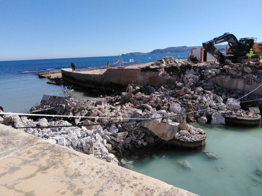 Trabajos de demolición del puente de Triana, en Xàbia. Trabajos de demolición del puente de Triana, en Xàbia.