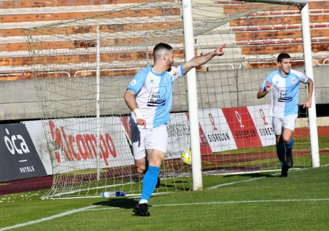 Primo celebra el gol que abrió el marcador agradeciendo la asistencia de Miki Villar Primo celebra el gol que abrió el marcador agradeciendo la asistencia de Miki Villar