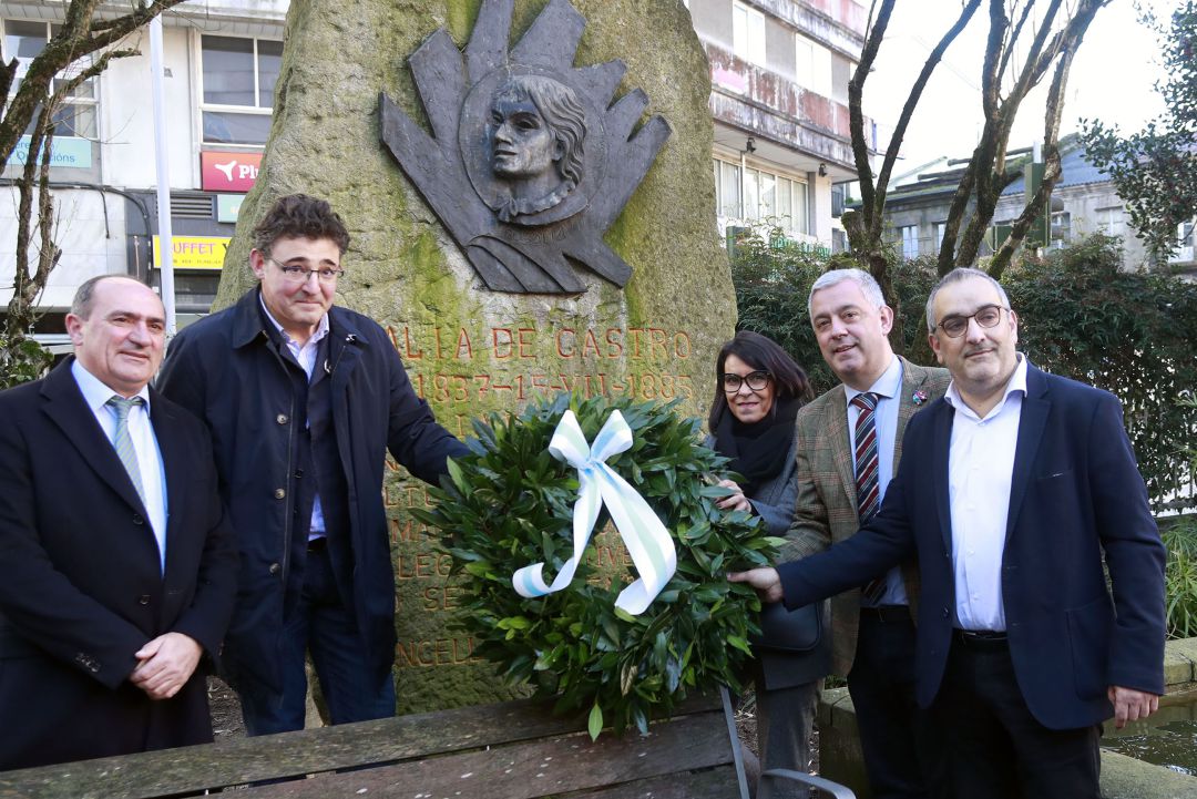 Acto de ofrenda a Rosalía de Castro en la plaza de Vigo, en Santiago de Compostela Acto de ofrenda a Rosalía de Castro en la plaza de Vigo, en Santiago de Compostela