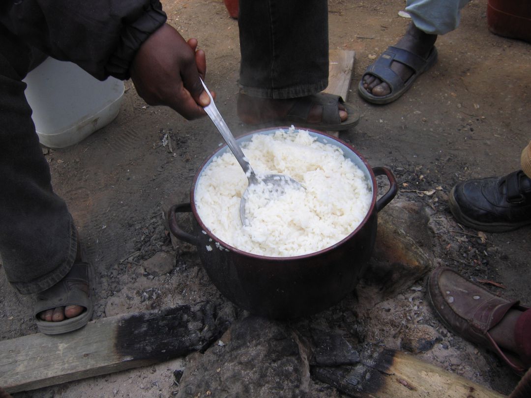 Personas migrantes en un asentamiento chavolista de Huelva cocinando Personas migrantes en un asentamiento chavolista de Huelva cocinando