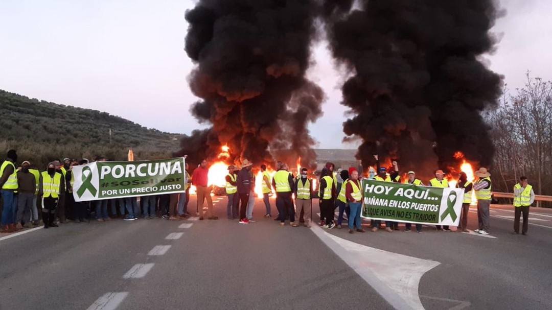 Cortes de carretera con barricadas en Jaén