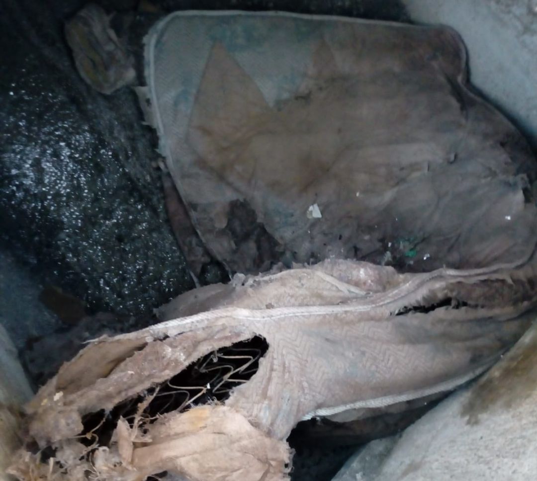 Colchón recuperado por Aguas de Lorca del interior de un colector Colchón recuperado por Aguas de Lorca del interior de un colector