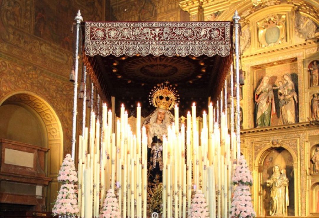 La Virgen del Valle bajo su palio del paso procesional en la tarde noche del Jueves Santo La Virgen del Valle bajo su palio del paso procesional en la tarde noche del Jueves Santo