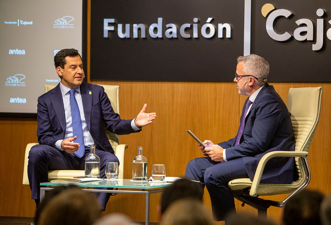 El presidente de la Junta, Juan Manuel Moreno, durante su intervención junto a Diego Suárez, director de contenidos de la Cadena SER Andalucía El presidente de la Junta, Juan Manuel Moreno, durante su intervención junto a Diego Suárez, director de contenidos de la Cadena SER Andalucía