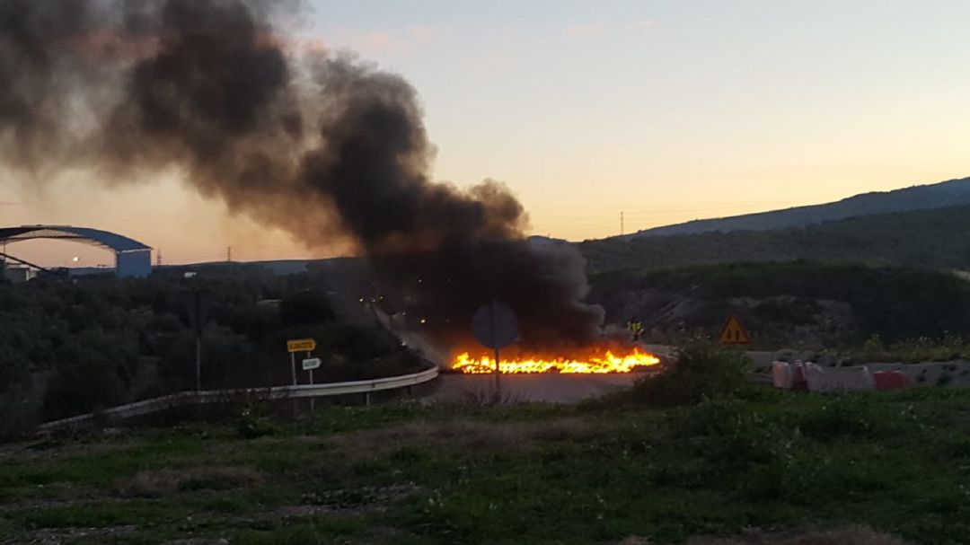 N-322 en Villanueva del Arzobispo con incendio de neumáticos N-322 en Villanueva del Arzobispo con incendio de neumáticos