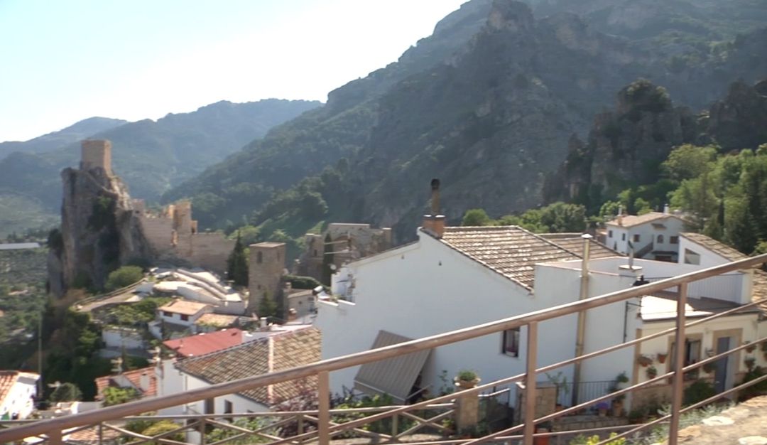 El Castillo almohade de La Iruela dibuja la caracteristica silueta del municipio El Castillo almohade de La Iruela dibuja la caracteristica silueta del municipio