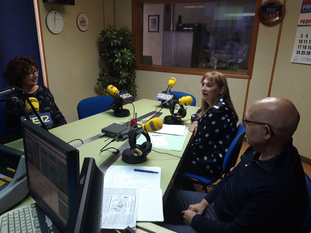 Entrevosta en la SER a los representantes de la Escola d'Adults Entrevosta en la SER a los representantes de la Escola d'Adults