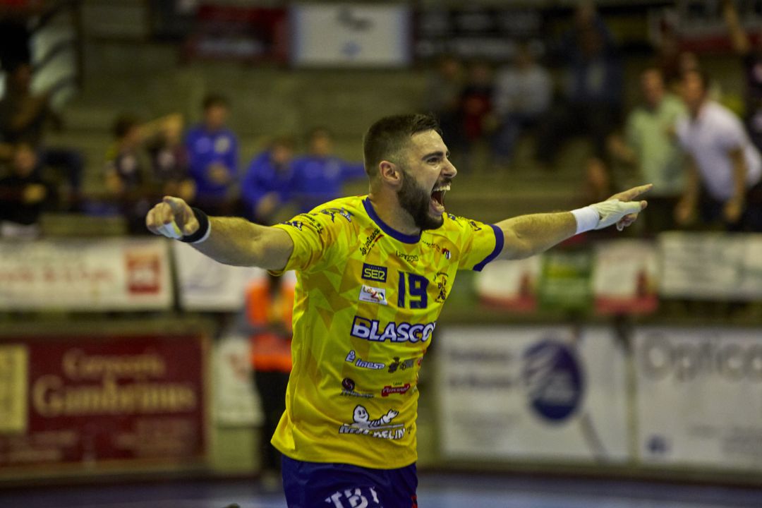 Víctor Megías vestirá de amarillo dos temporada más. Víctor Megías vestirá de amarillo dos temporada más.