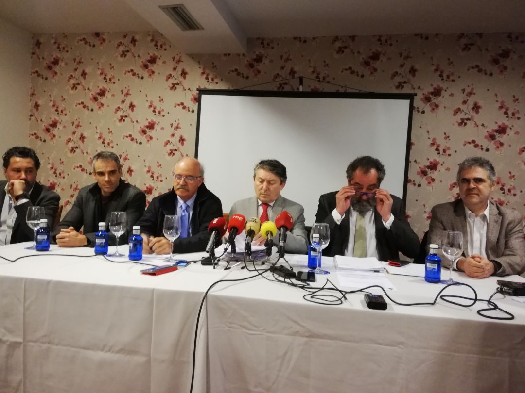 Los cinco investigados y su abogado durante la rueda de prensa Los cinco investigados y su abogado durante la rueda de prensa