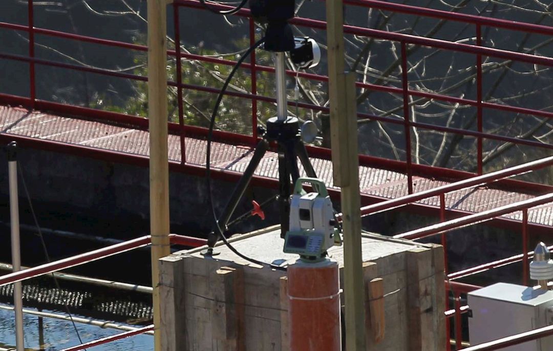 Una instalación de lectura topográfica para control de movimientos en zona desprendida controla desde la distancia el vertedero de Zaldibar (Bizkaia) donde dos trabajadores permanecen sepultados desde su derrumbe el pasado 6 de febrero Una instalación de lectura topográfica para control de movimientos en zona desprendida controla desde la distancia el vertedero de Zaldibar (Bizkaia) donde dos trabajadores permanecen sepultados desde su derrumbe el pasado 6 de febrero