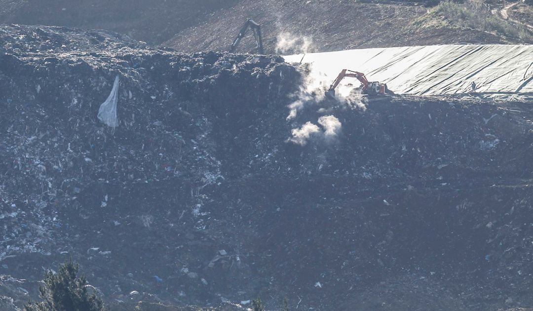 Hasta tener una solución definitiva, la agencia vasca del agua trata de recoger "la mayor parte" de esos lixiviados para evitar que llegue a zonas de regata y ríos de la comarca.
Hasta tener una solución definitiva, la agencia vasca del agua trata de recoger "la mayor parte" de esos lixiviados para evitar que llegue a zonas de regata y ríos de la comarca.
