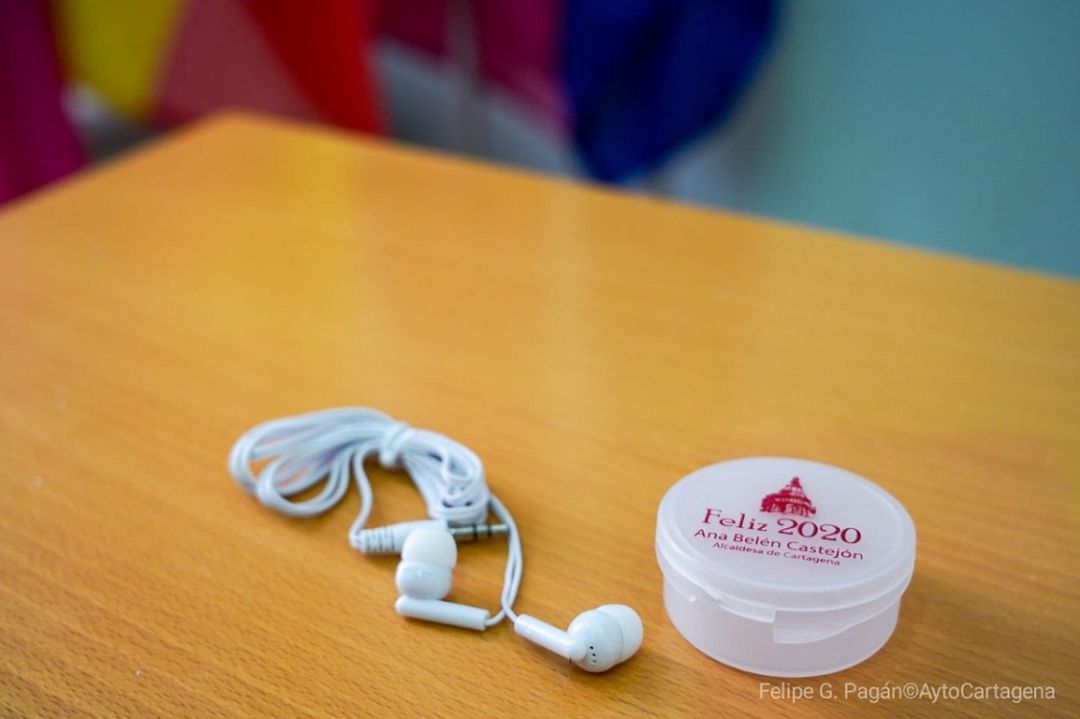 Auriculares que fueron regalados en navidad a los funcionarios Auriculares que fueron regalados en navidad a los funcionarios