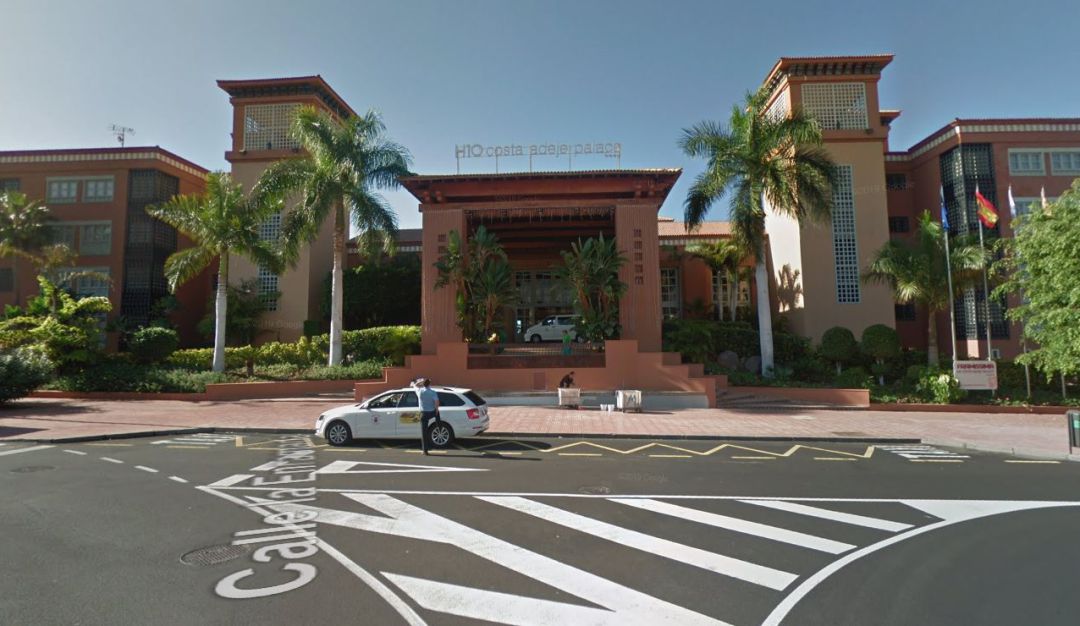 La puerta del hotel donde se alojaba el médico italiano que ha dado positivo en coronavirus La puerta del hotel donde se alojaba el médico italiano que ha dado positivo en coronavirus
