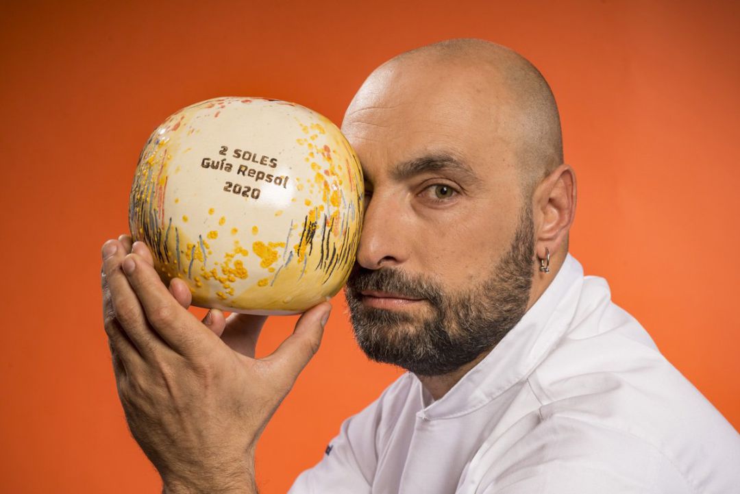 Benito Gómez consigue otro reconocimiento a su labor culinaria que le ha llevado a conseguir dos estrellas Michelín recientemente Benito Gómez consigue otro reconocimiento a su labor culinaria que le ha llevado a conseguir dos estrellas Michelín recientemente