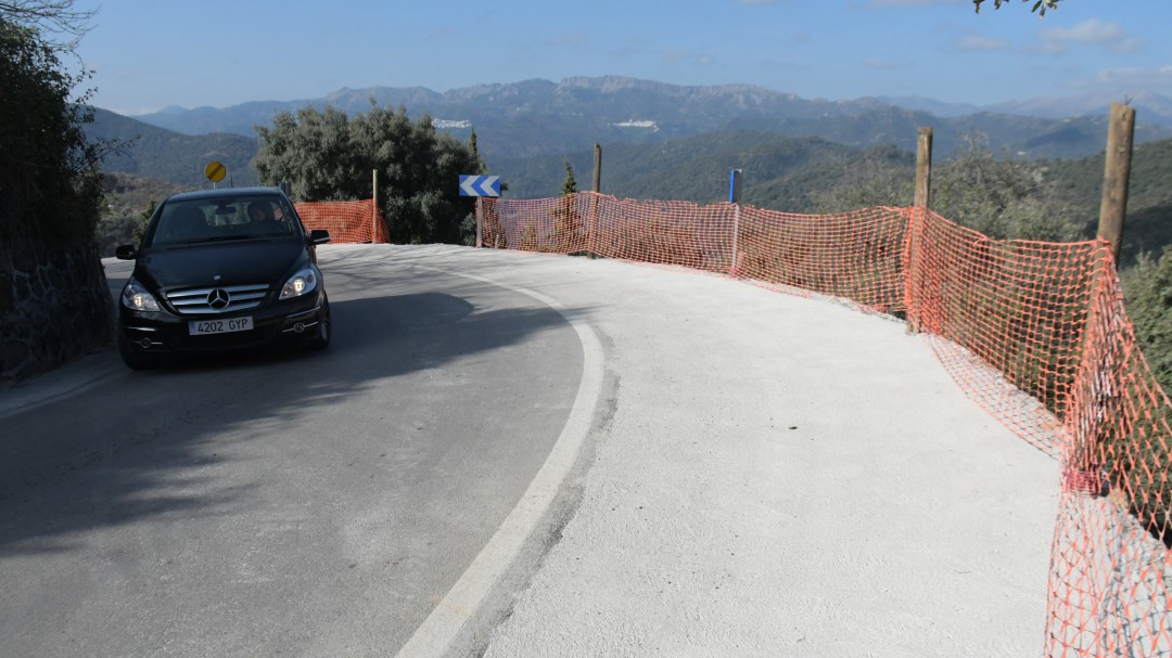 Ensanchan un tramo de la carretera que conecta Faraján con Alpandeire