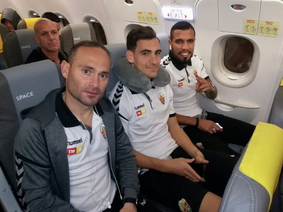 De izquierda a derecha: Nino, Dani Calvo y Jonathas antes de despegar en Tenerife De izquierda a derecha: Nino, Dani Calvo y Jonathas antes de despegar en Tenerife