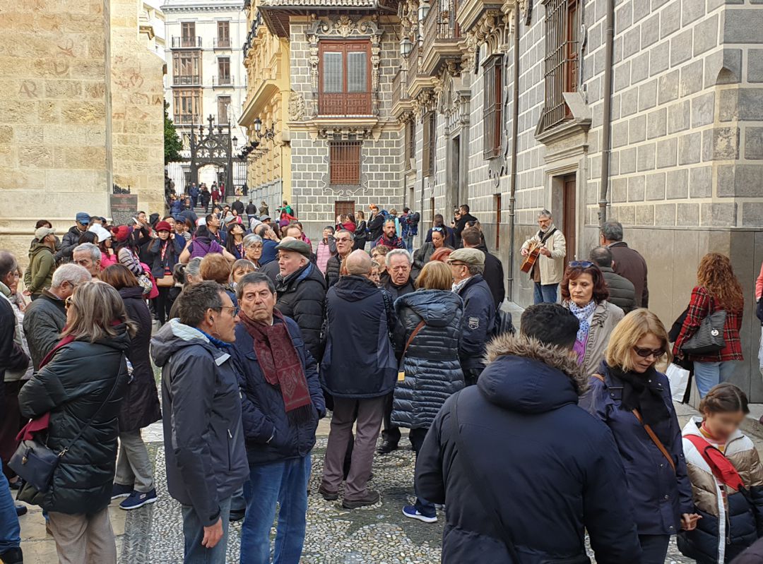 Turistas en la calle Oficios de Granada, junto a la Capilla Real en enero de 2020 Turistas en la calle Oficios de Granada, junto a la Capilla Real en enero de 2020