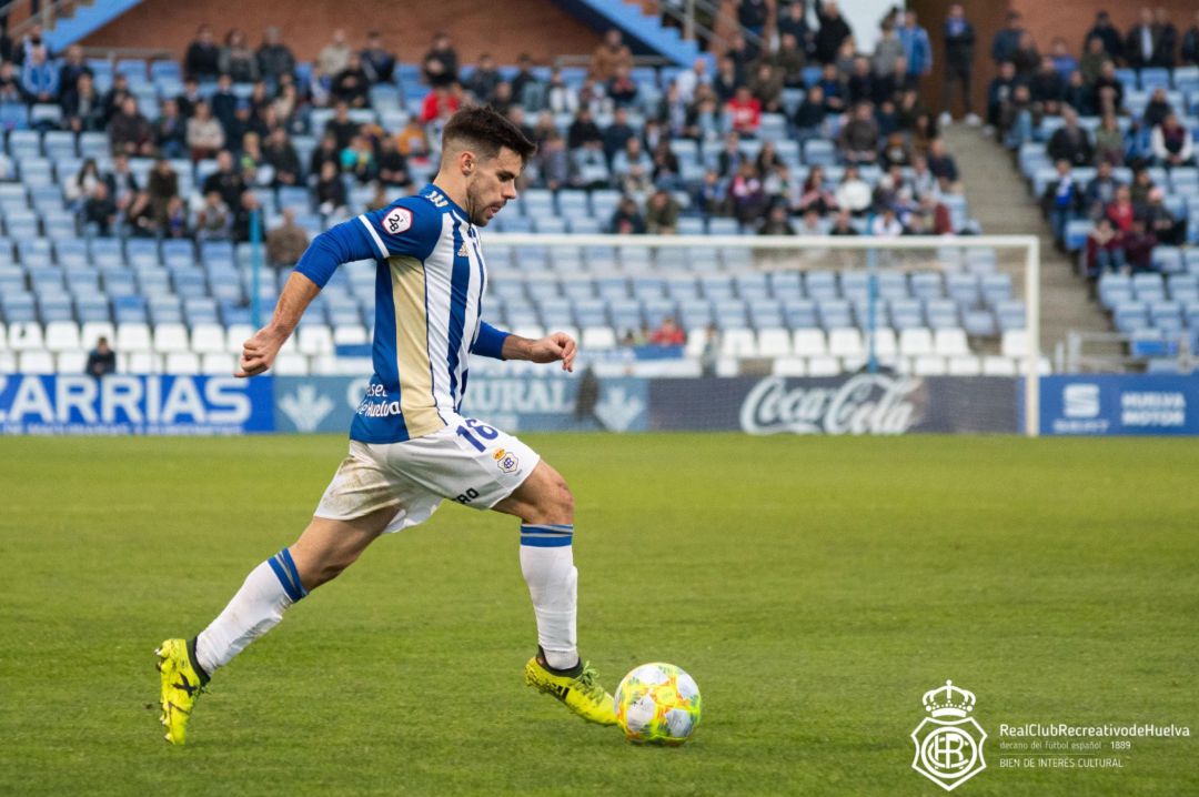 Miguel Cera conduce el balón durante un partido de esta temporada. Miguel Cera conduce el balón durante un partido de esta temporada.