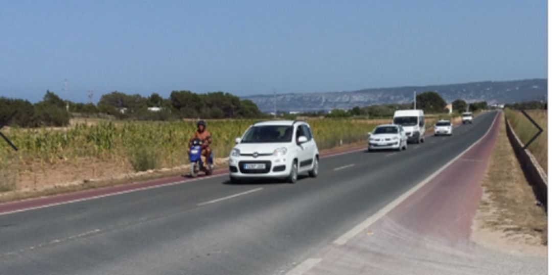 Imagen de archivo de vehículos por las carreteras de Formentera. Imagen de archivo de vehículos por las carreteras de Formentera.