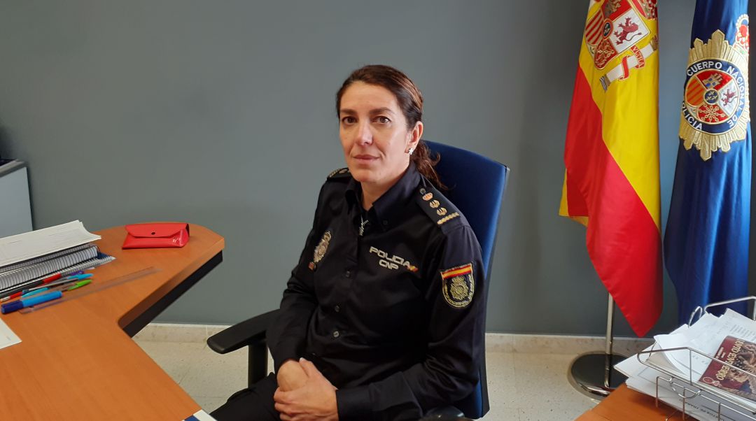 Begoña Sanchez en su despacho de la comisaría del Cuerpo Nacional de Policía en Linares. Begoña Sanchez en su despacho de la comisaría del Cuerpo Nacional de Policía en Linares.