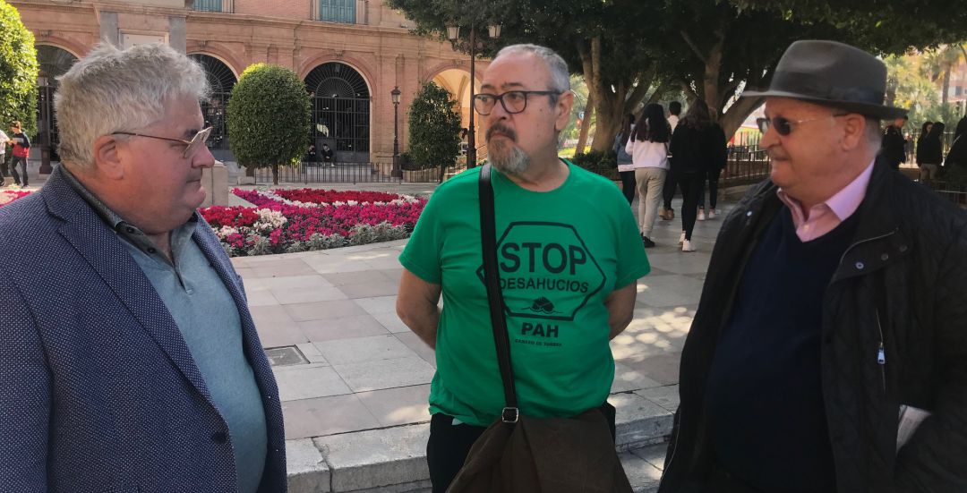 Roberto Barceló de CONSUMUR, Paco Morote de la PAH y Felipe Iracheta de Foro Social, protagonizarán la mesa redonda en el edificio Moneo de Murcia Roberto Barceló de CONSUMUR, Paco Morote de la PAH y Felipe Iracheta de Foro Social, protagonizarán la mesa redonda en el edificio Moneo de Murcia