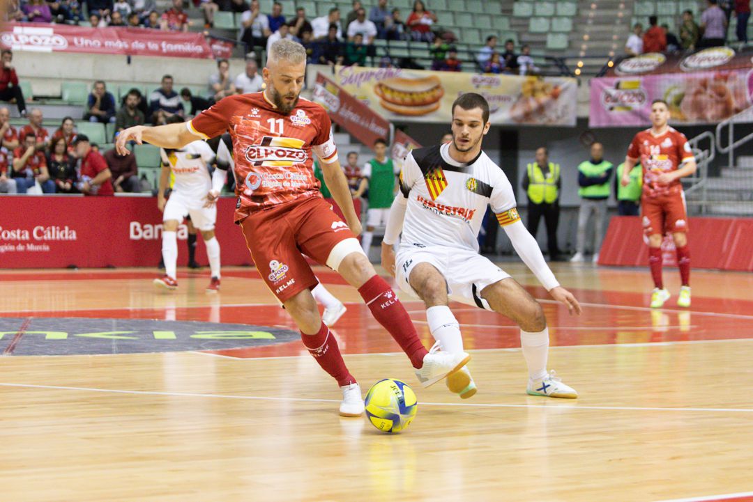 Miguelín controla un balón en su reaparición con la camiseta de ElPozo Murcia Costa Cálida Miguelín controla un balón en su reaparición con la camiseta de ElPozo Murcia Costa Cálida