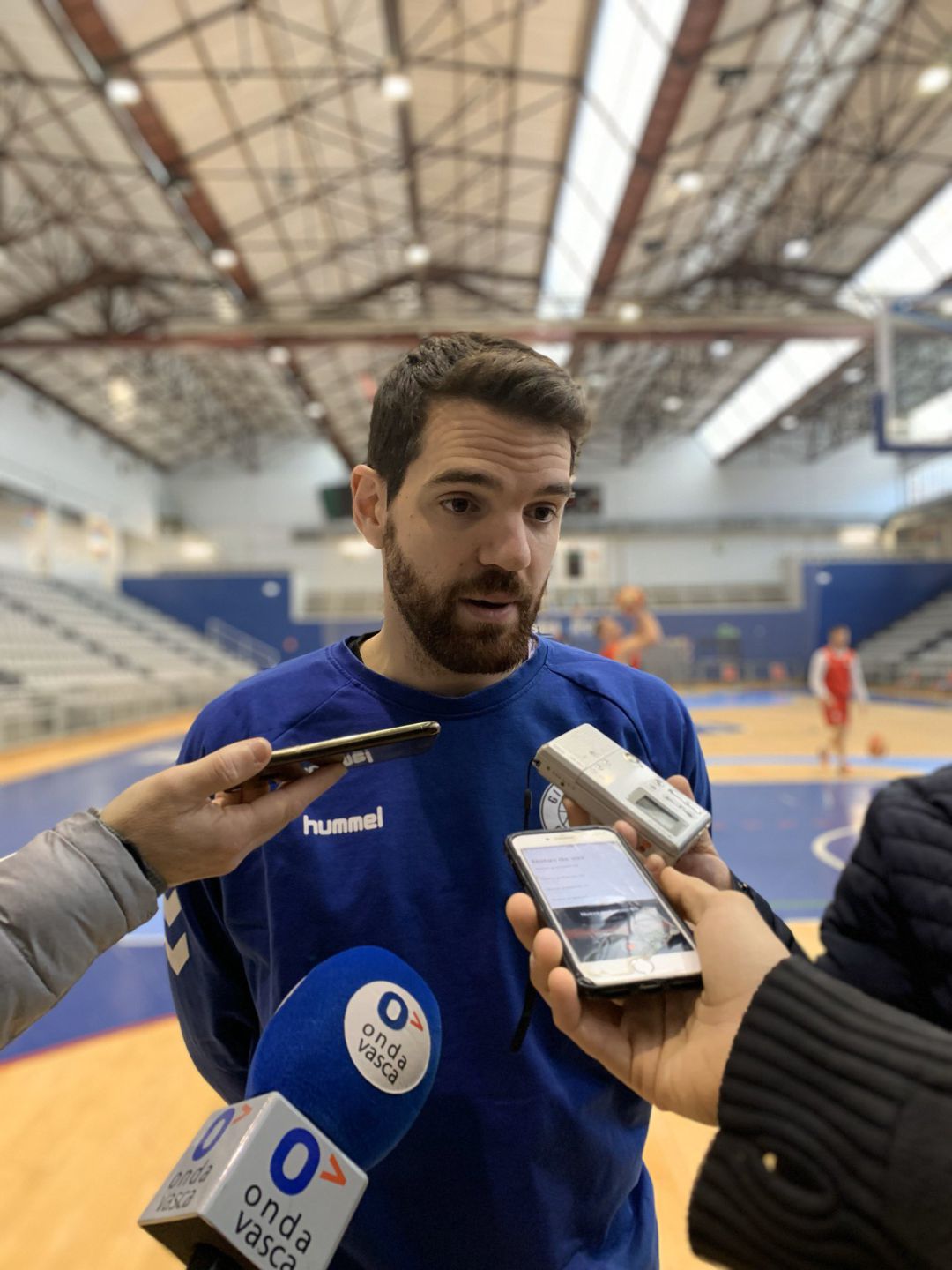 EL base navarro atiende a los medios en el polideportivo Josean Gasca EL base navarro atiende a los medios en el polideportivo Josean Gasca