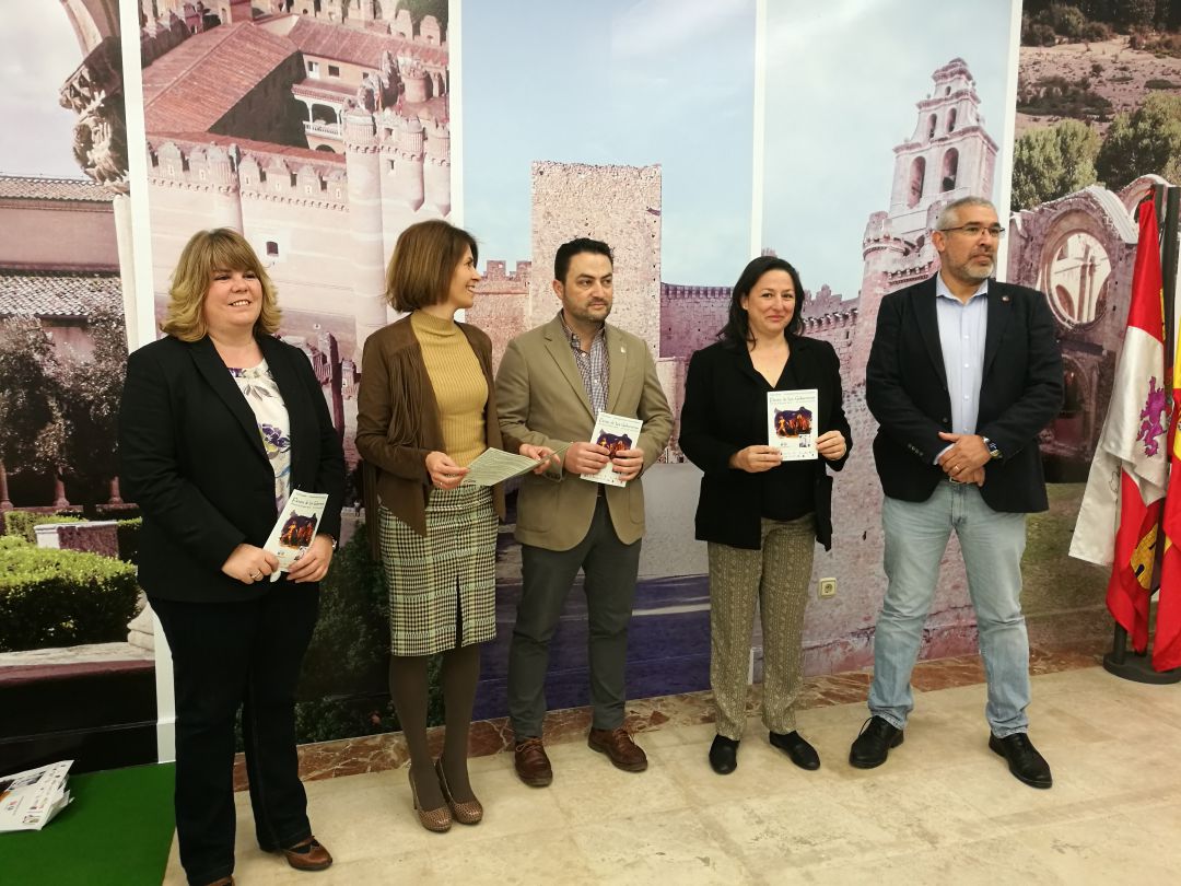 El alcalde Javier Figueredo en el centro junto a la Diputada de Prodestur Magdalena Rodríguez (2I) acompañados por otros concejales del municipio y responsables del CIT en la presentación del programa de la fiesta de los Gabarreros El alcalde Javier Figueredo en el centro junto a la Diputada de Prodestur Magdalena Rodríguez (2I) acompañados por otros concejales del municipio y responsables del CIT en la presentación del programa de la fiesta de los Gabarreros