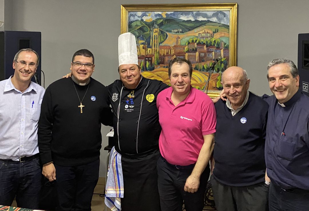 Representantes de Manos Unidas junto con Juan Carlos Montoya del Hotel Restaurante Avenida del Sotillo y el cocinero Óscar de la Fuente. Representantes de Manos Unidas junto con Juan Carlos Montoya del Hotel Restaurante Avenida del Sotillo y el cocinero Óscar de la Fuente.