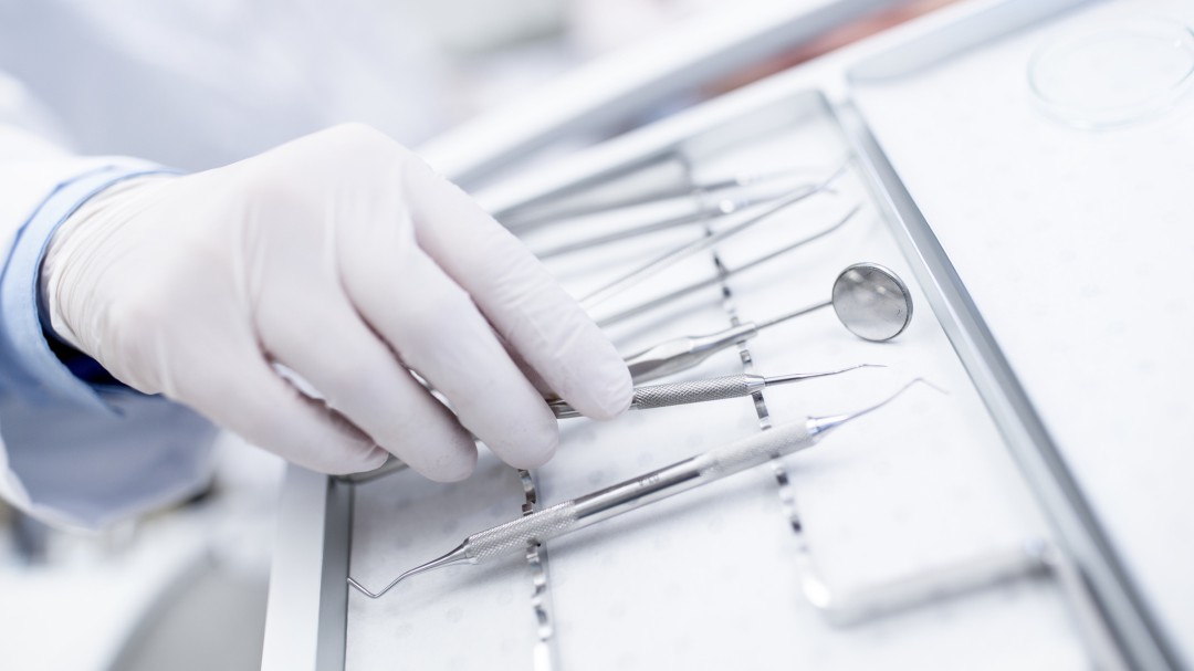 Siete meses de cárcel para un higienista por realizar labores de dentista