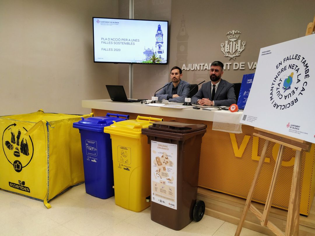 El vicealcalde de València, Sergi Campillo, junto al concejal de Cultura Festiva, Pere Fuset, en la presentación del plan de sostenibilidad para las Fallas 2020. El vicealcalde de València, Sergi Campillo, junto al concejal de Cultura Festiva, Pere Fuset, en la presentación del plan de sostenibilidad para las Fallas 2020.