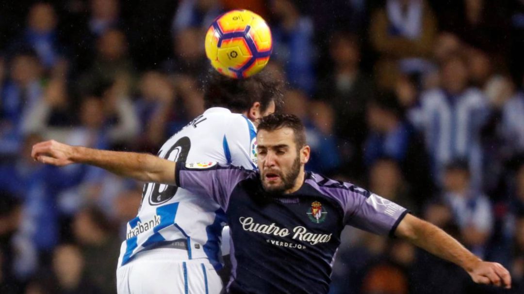 Antoñito disputa con Mikel Oyarzabal un balón por alto Antoñito disputa con Mikel Oyarzabal un balón por alto