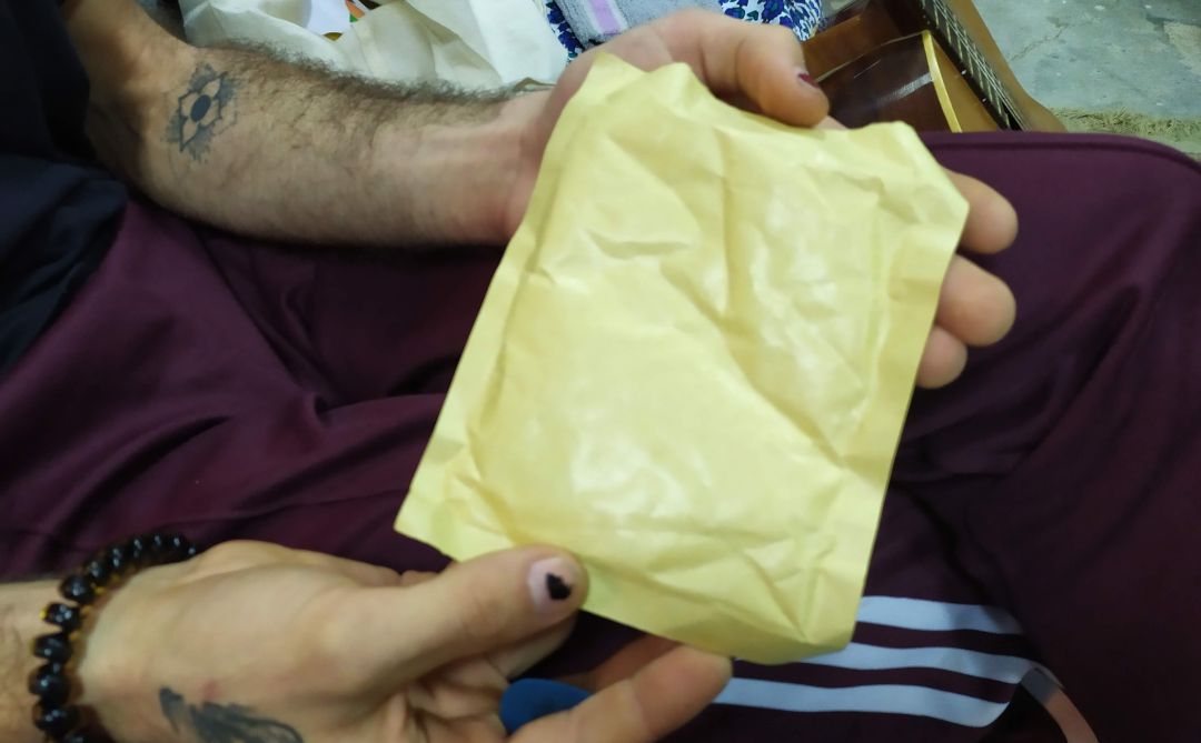 Un repartidor a domicili d’un club cannàbic amb un sobre on hi ha la marihuana Un repartidor a domicili d’un club cannàbic amb un sobre on hi ha la marihuana