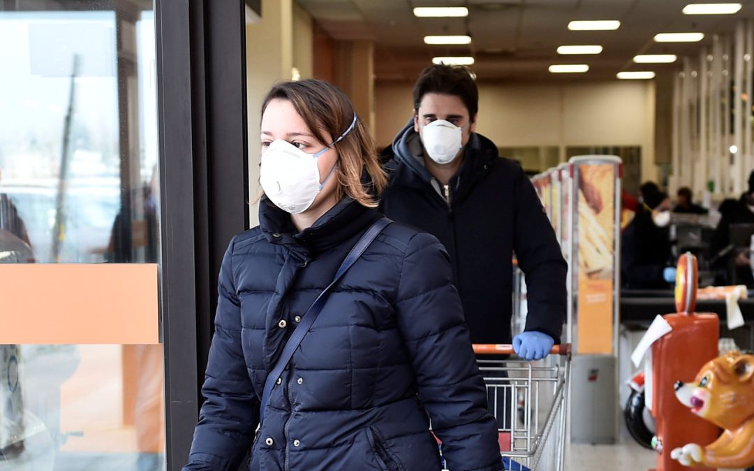 Una parella a un supermercat de Casalpusterlengo, al nord d'Itàlia Una parella a un supermercat de Casalpusterlengo, al nord d'Itàlia