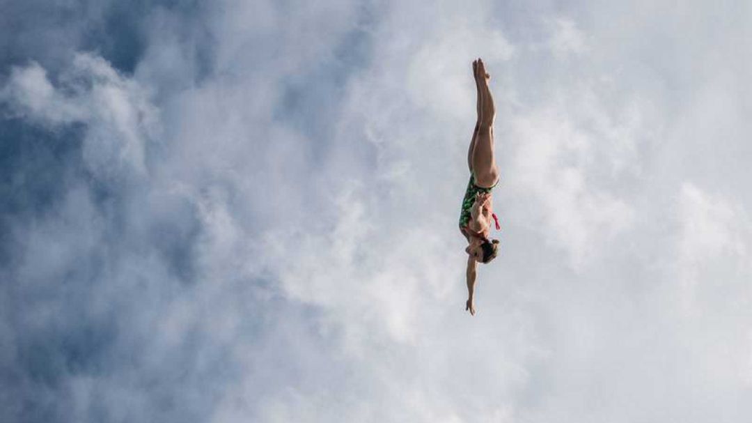 Celia Fernández ejecutando un salto extremo. Celia Fernández ejecutando un salto extremo.