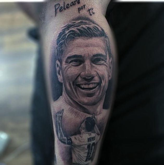 Tatuaje de Juan Manuel Calderón en su pierna Tatuaje de Juan Manuel Calderón en su pierna