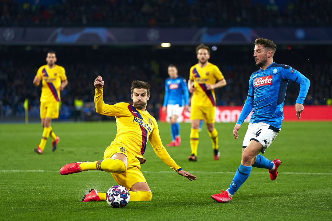 Gerard Piqué en una jugada con Lorenzo Insigne Gerard Piqué en una jugada con Lorenzo Insigne