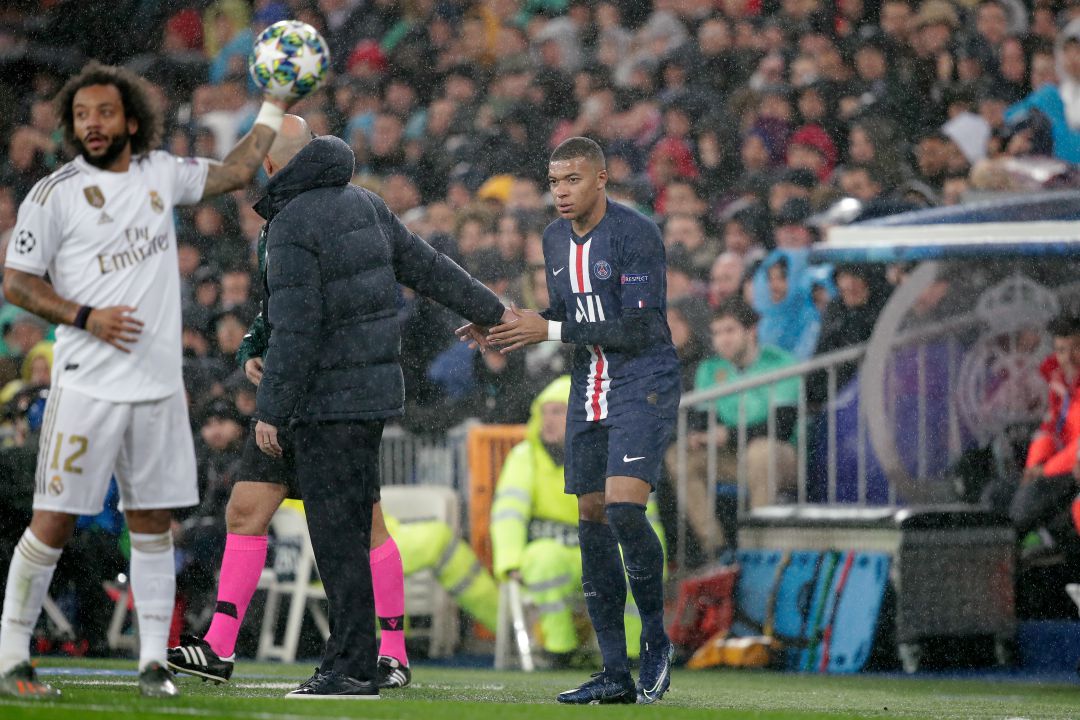 Mbappé se saluda con Zidane en el Real Madrid - PSG de la fase de grupos de la presente Champions Mbappé se saluda con Zidane en el Real Madrid - PSG de la fase de grupos de la presente Champions