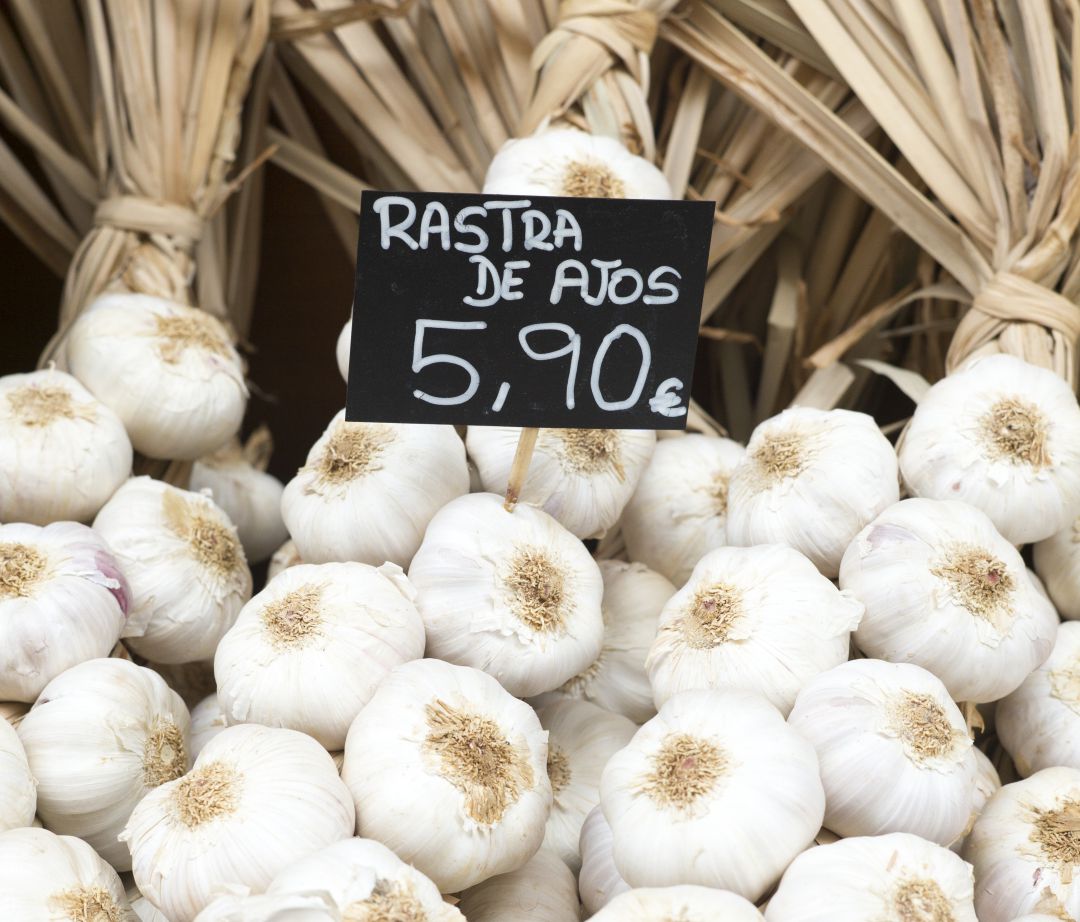 Ajo nacional en un mercado de Logroño (La Rioja). Ajo nacional en un mercado de Logroño (La Rioja).