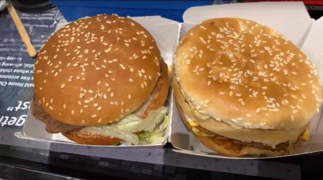 Un hombre entierra en su jardín una hamburguesa durante 14 meses Un hombre entierra en su jardín una hamburguesa durante 14 meses