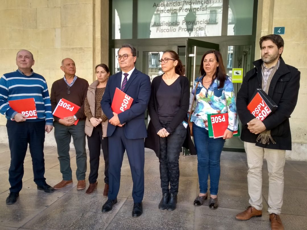 El portavoz socialista, Francesc Sanguino, (c) con los miembros del grupo municipal, antes de presentar en la Audiencia Provincial el documento que, según denuncian, ha sido falseado. El portavoz socialista, Francesc Sanguino, (c) con los miembros del grupo municipal, antes de presentar en la Audiencia Provincial el documento que, según denuncian, ha sido falseado.