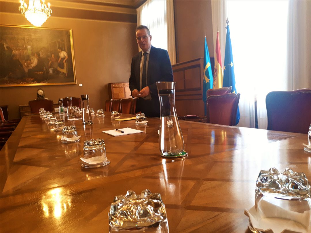 El presidente de la Junta General del Principado, Marcelino Marcos Líndez, antes de iniciar la Junta de Portavoces
El presidente de la Junta General del Principado, Marcelino Marcos Líndez, antes de iniciar la Junta de Portavoces