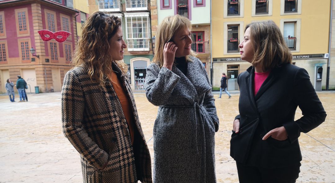 De izquierda a derecha: Anabel Santiago, concejala de Somos en el Ayuntamiento de Oviedo; Marisa Ponga, concejala del PSOE; y Ana Taboada, portavoz de Somos. De izquierda a derecha: Anabel Santiago, concejala de Somos en el Ayuntamiento de Oviedo; Marisa Ponga, concejala del PSOE; y Ana Taboada, portavoz de Somos.