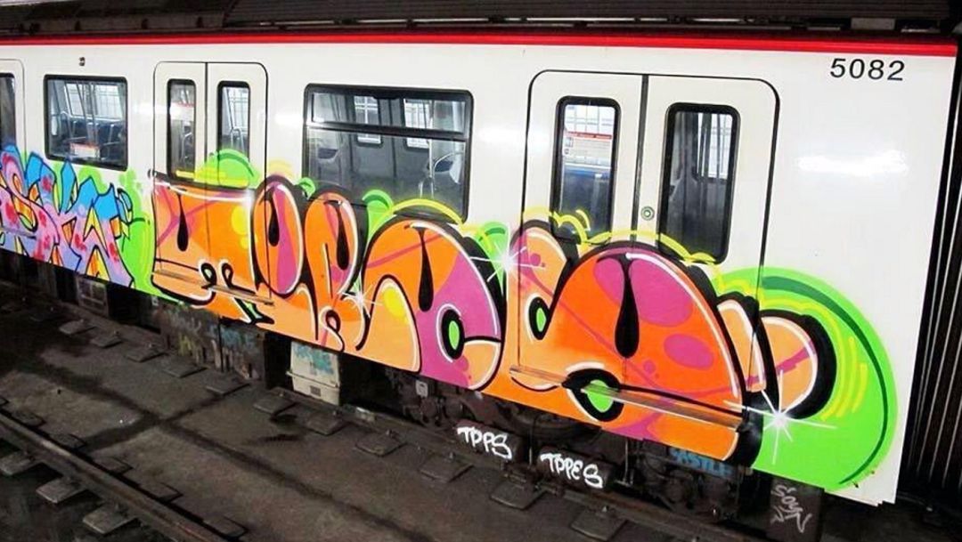 Un convoi del metro de Barcelona amb un grafiti Un convoi del metro de Barcelona amb un grafiti