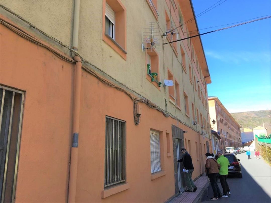 Una pareja acude a conocer los pisos Una pareja acude a conocer los pisos