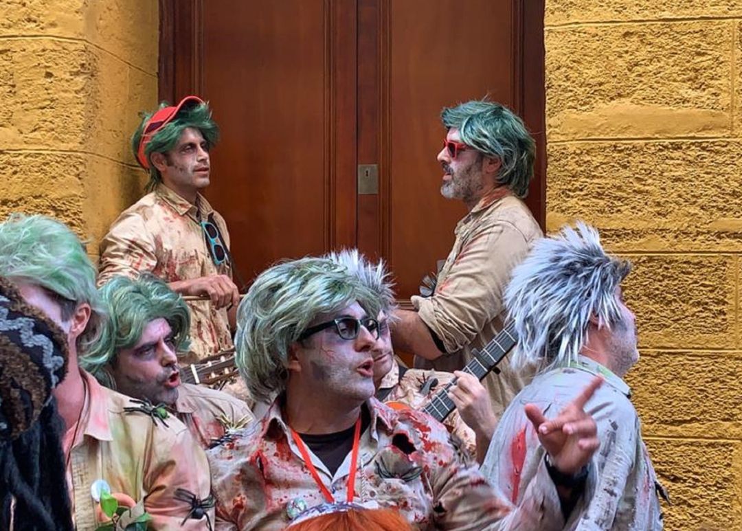 La chirigota callejera "Los muertos de Cádiz" cantan en las calles de Cádiz. La chirigota callejera "Los muertos de Cádiz" cantan en las calles de Cádiz.