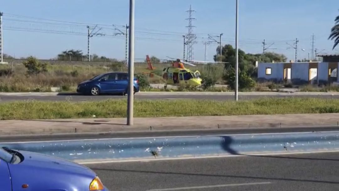 El helicóptero que ha acudido hasta el lugar del accidente, aterrizando en la Avenida de Europa El helicóptero que ha acudido hasta el lugar del accidente, aterrizando en la Avenida de Europa