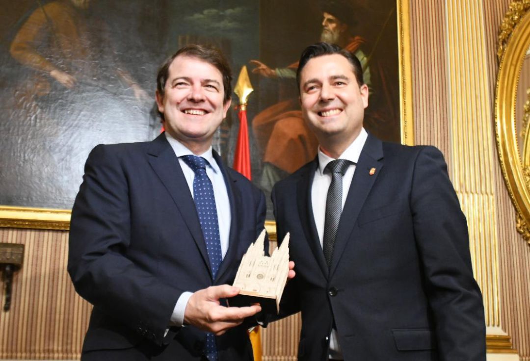 Alfonso Fernández Mañueco (izda) recibe un obsequio en su visita al Ayuntamiento de Burgos de manos del alcalde, Daniel de la Rosa Alfonso Fernández Mañueco (izda) recibe un obsequio en su visita al Ayuntamiento de Burgos de manos del alcalde, Daniel de la Rosa