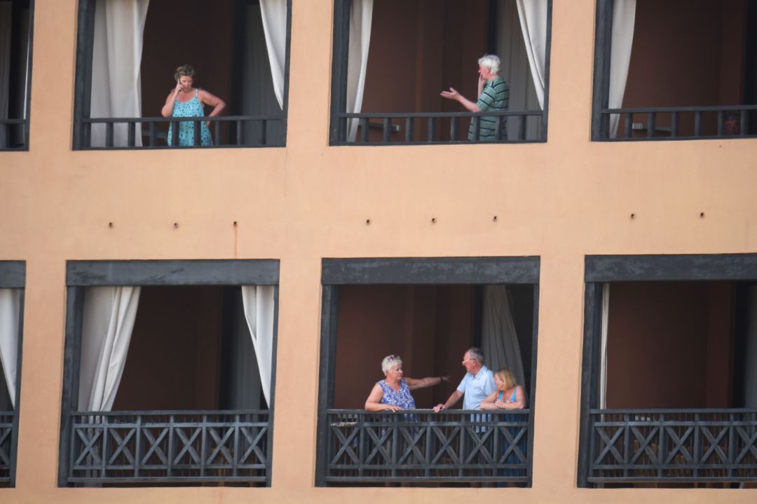 Turistas confinados en el hotel H10 Costa Adeje Palace en La Caleta. Turistas confinados en el hotel H10 Costa Adeje Palace en La Caleta.